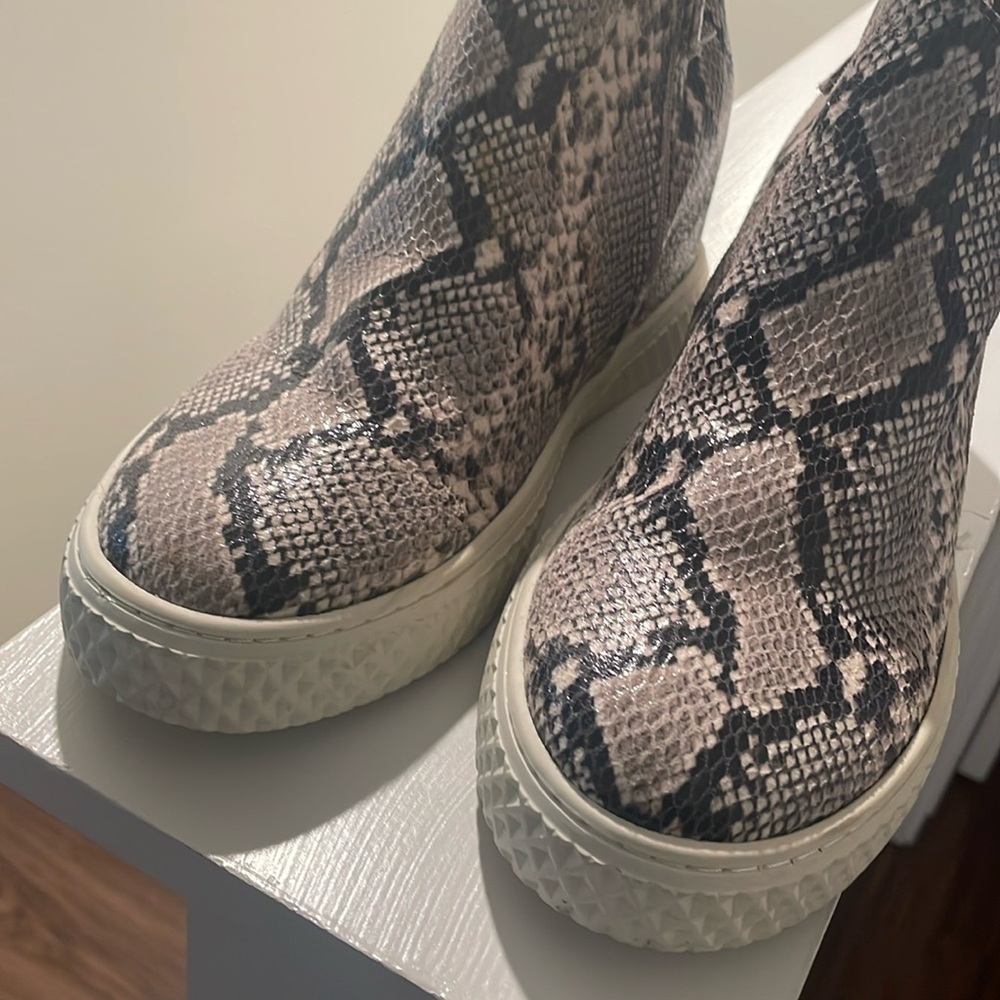 Cute faux snake skin booties.  Perfect for fall.